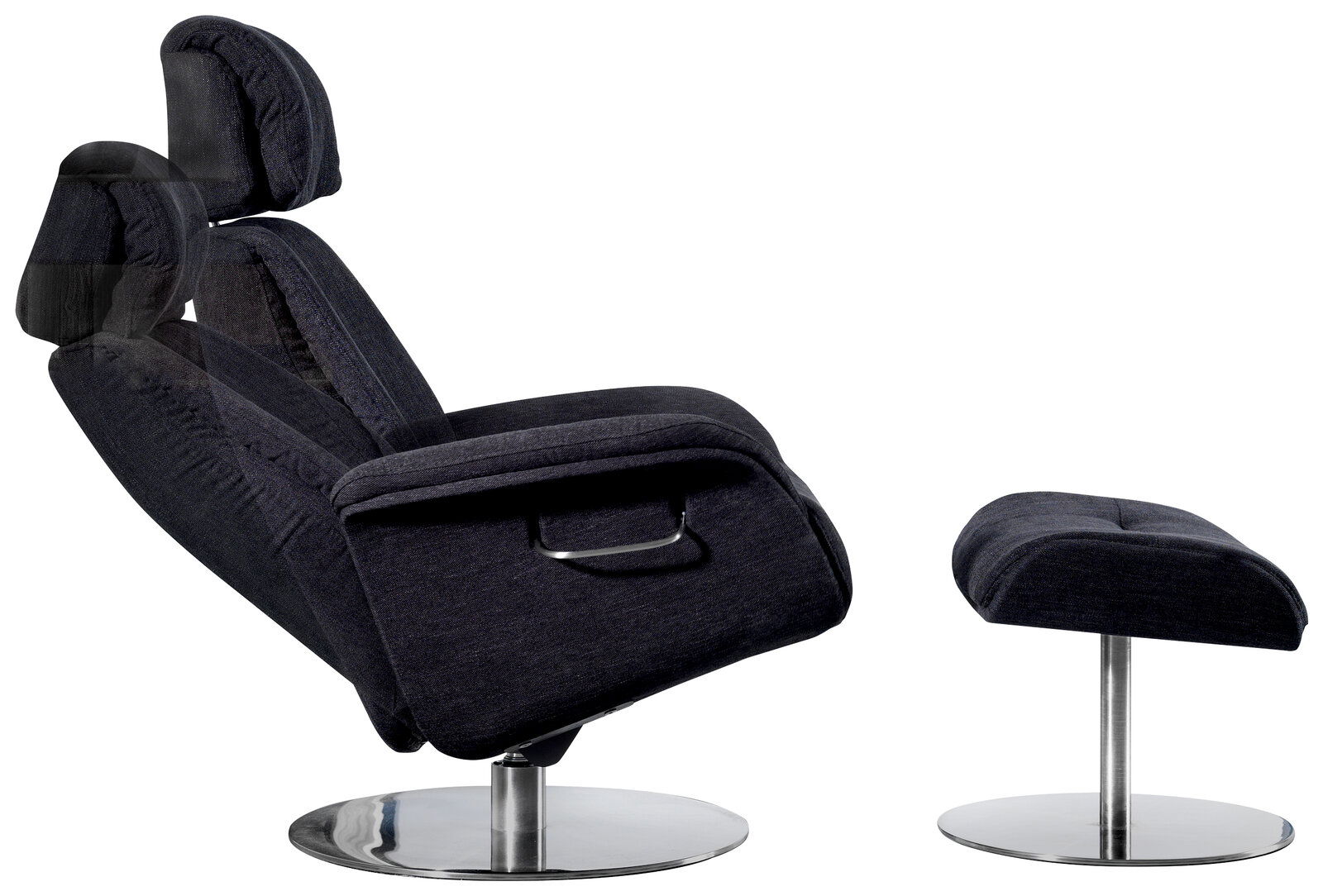 Seitliche Ansicht eines modernen, dunkelgrauen Relaxsessels mit passendem Hocker auf verchromtem Standfuß.