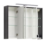 Moderner Spiegelschrank mit geöffneten Türen, Glasregalen und integrierter Beleuchtung, seitliche Perspektive.