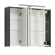 Moderner Spiegelschrank mit geöffneten Türen, Glasregalen und integrierter Beleuchtung, seitliche Perspektive.