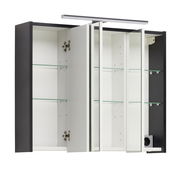 Moderner Spiegelschrank mit geöffneten Türen, Glasregalen und integrierter Beleuchtung, seitliche Perspektive.