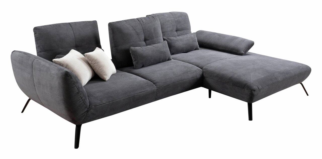 StepOne Ecksofa NEWPORT PLUS Graues Ecksofa mit Rillenstruktur, zwei weißen und zwei grauen Kissen, aus seitlicher Perspektive fotografiert.