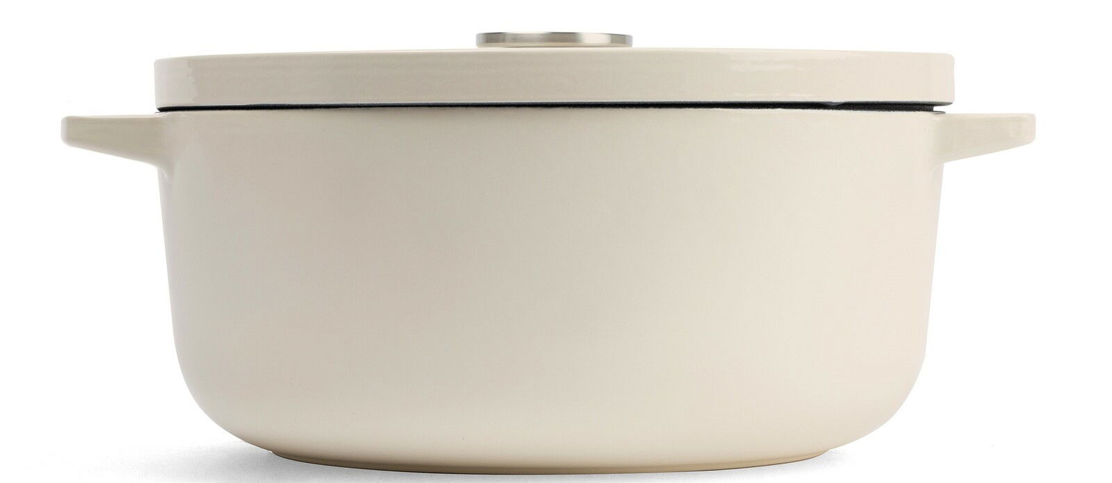 Seitliche Ansicht eines cremefarbenen Gusseisen-Bräters mit Deckel und Griffen.