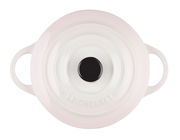 Obenansicht einer Mini-Cocotte in Muschelrosa mit zwei Griffen und einem schwarzen Knauf auf dem Deckel.