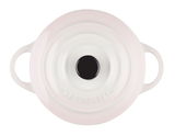 Obenansicht einer Mini-Cocotte in Muschelrosa mit zwei Griffen und einem schwarzen Knauf auf dem Deckel.