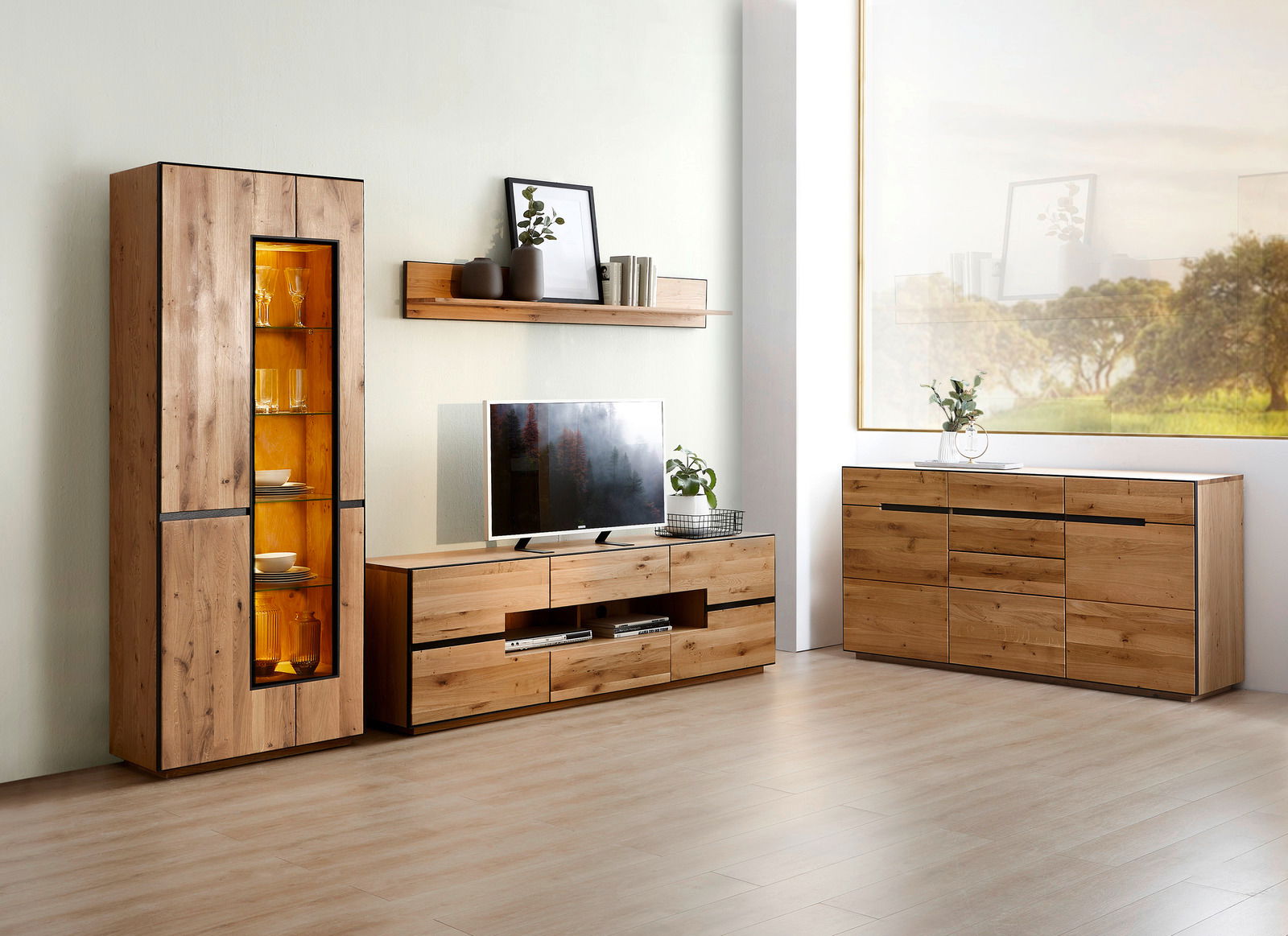 Wandkombination aus Holz mit Vitrine, TV-Schrank und Regal in einem modernen Wohnzimmer, seitliche Perspektive.