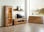 Wandkombination aus Holz mit Vitrine, TV-Schrank und Regal in einem modernen Wohnzimmer, seitliche Perspektive.