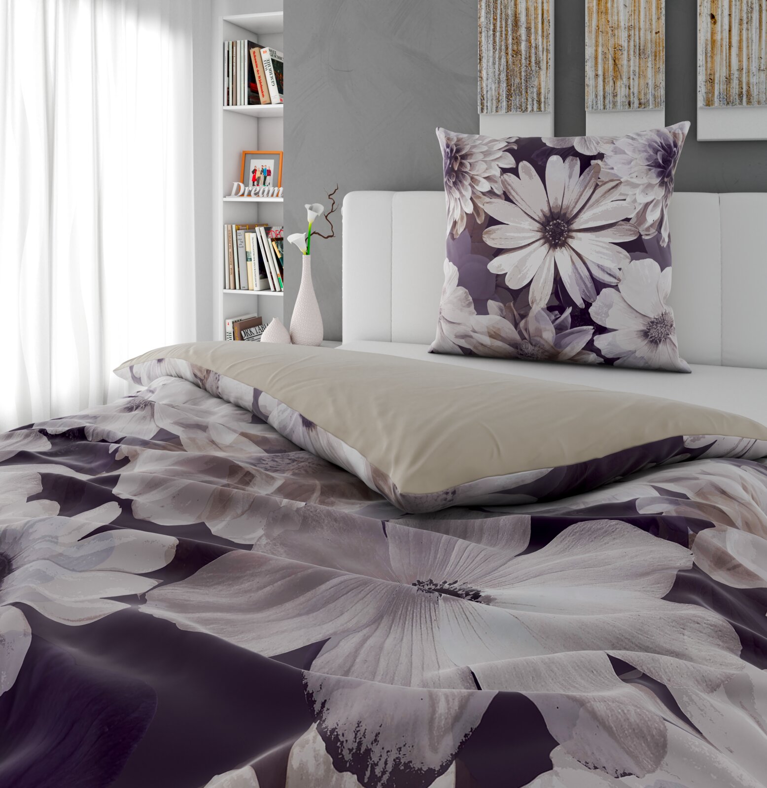 Omkeerbaar beddengoed met bloemmotief in paarse en beige tinten op een bed, gezien vanaf de zijkant