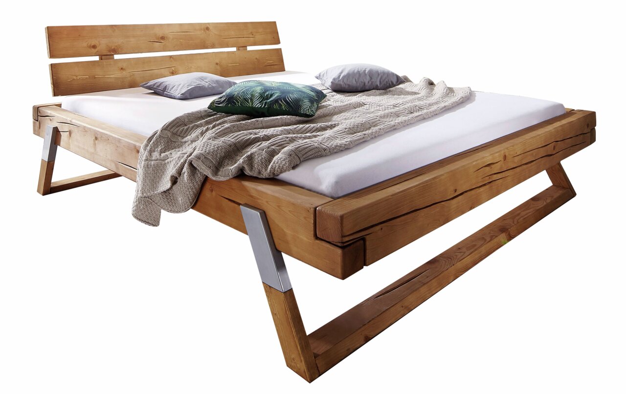 Holzbalkenbett mit modernem Design, seitliche Perspektive, dekoriert mit Kissen und Decke