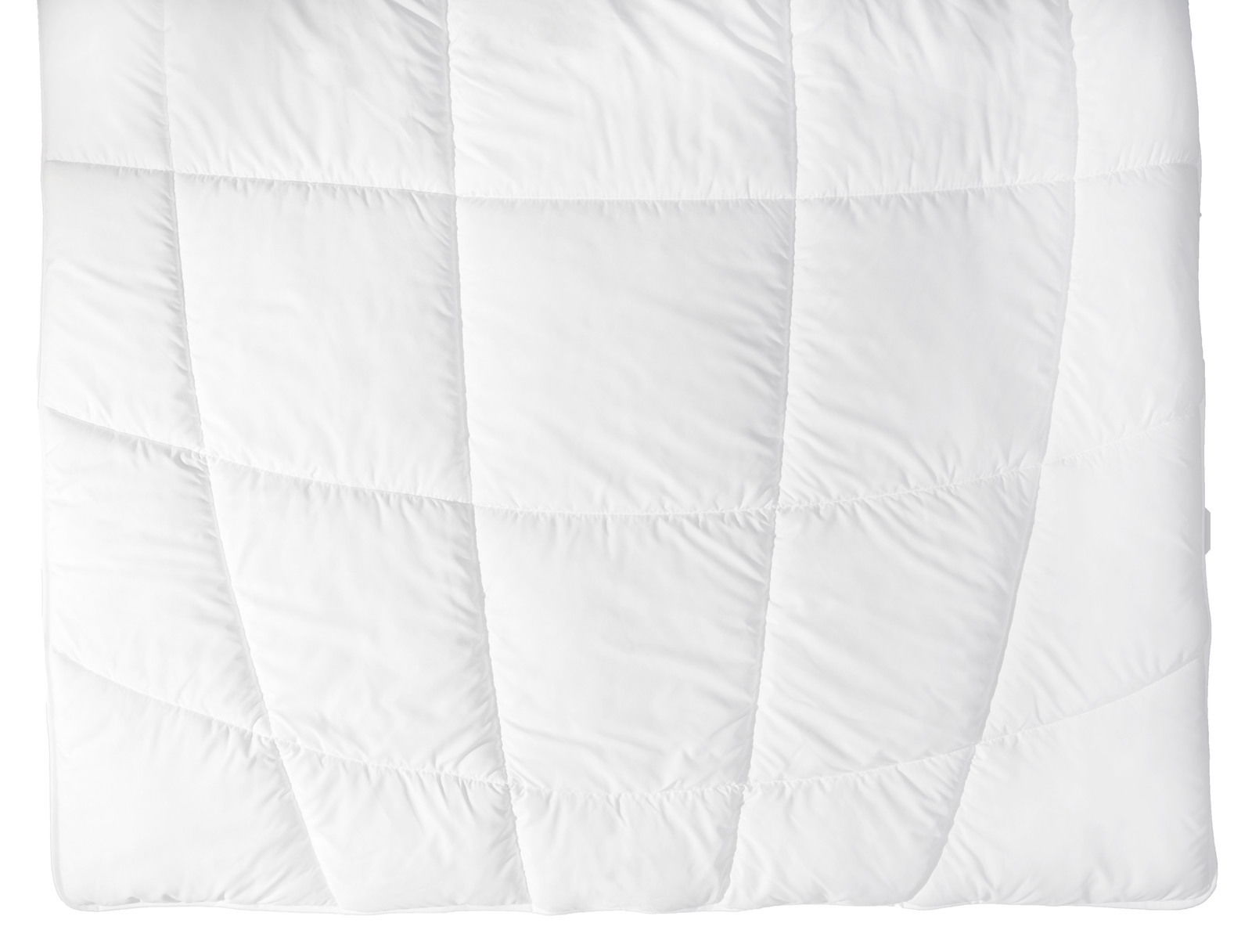 Weiße gesteppte Decke in Nahaufnahme, von oben betrachtet.