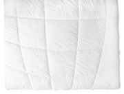 Weiße gesteppte Decke in Nahaufnahme, von oben betrachtet.