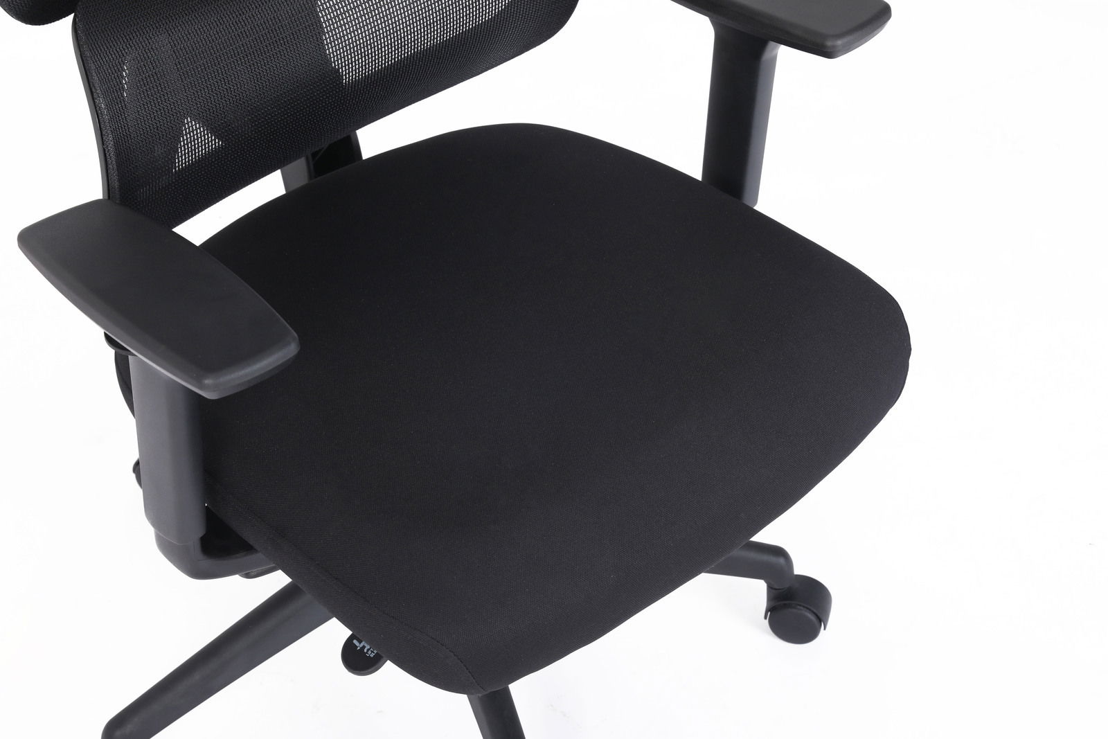 Schwarzer Drehstuhl mit Netzrückenlehne und Armlehnen, seitliche Perspektive