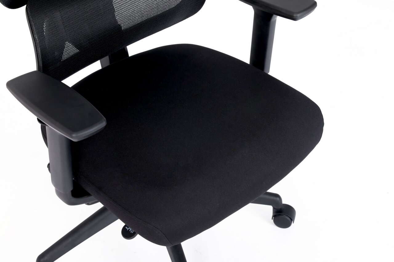 Schwarzer Drehstuhl mit Netzrückenlehne und Armlehnen, seitliche Perspektive