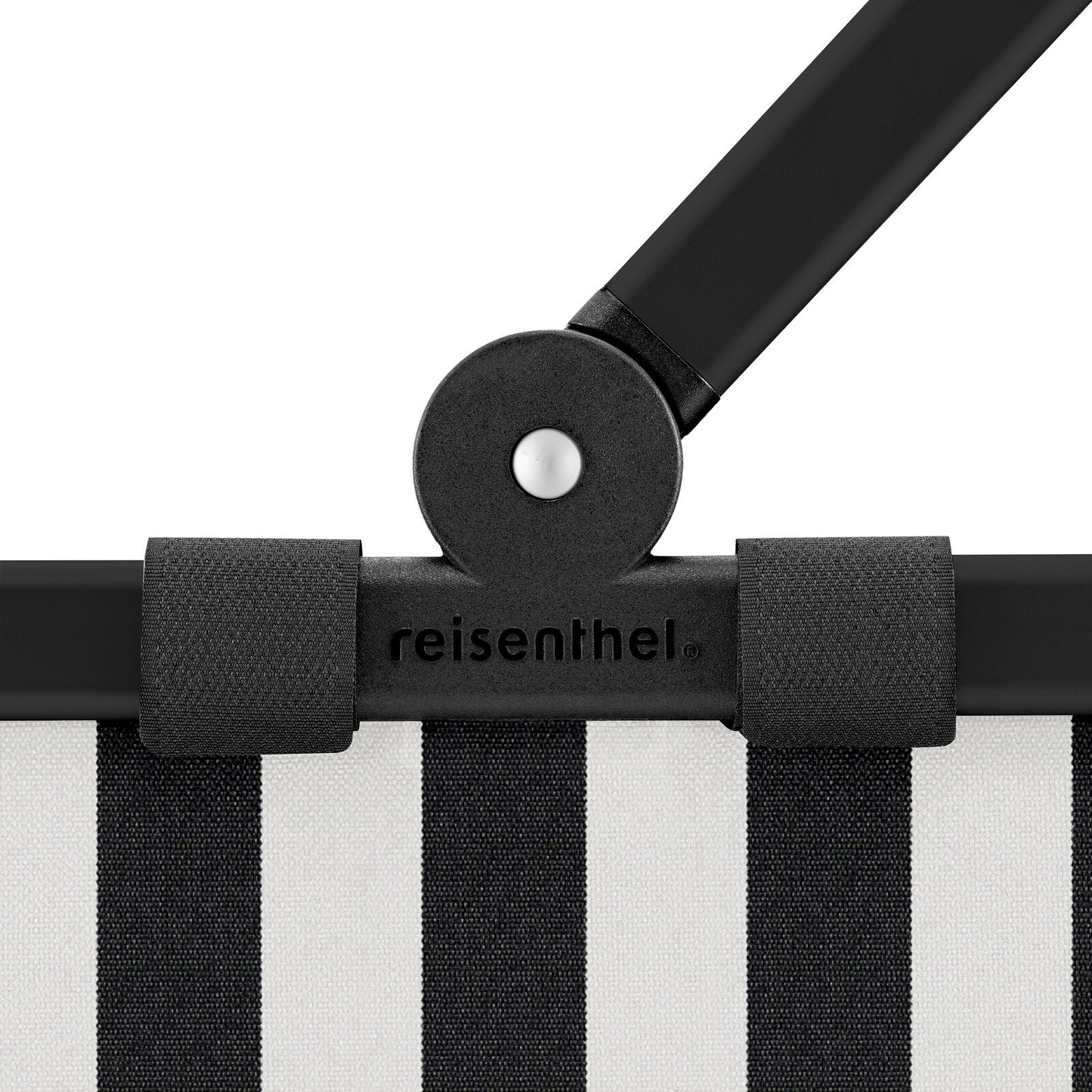 Nahaufnahme der Griffhalterung mit reisenthel-Logo an einer schwarz-weiß gestreiften Tasche, Frontansicht