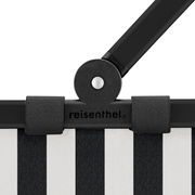Nahaufnahme der Griffhalterung mit reisenthel-Logo an einer schwarz-weiß gestreiften Tasche, Frontansicht