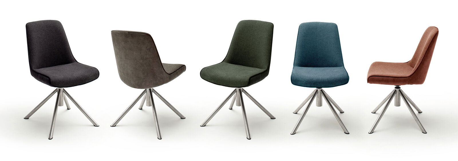 Fünf moderne Stühle der Serie RIALTO in verschiedenen Farben, mit drehbaren Metallbeinen, aus seitlicher Perspektive fotografiert.