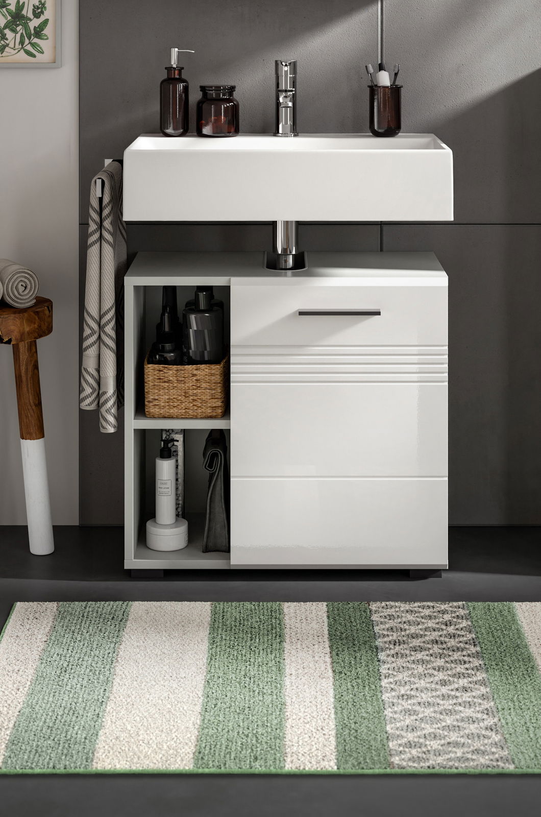 Moderner Waschbeckenunterschrank in Weiß mit offenen Regalfächern und Schublade, frontal fotografiert.