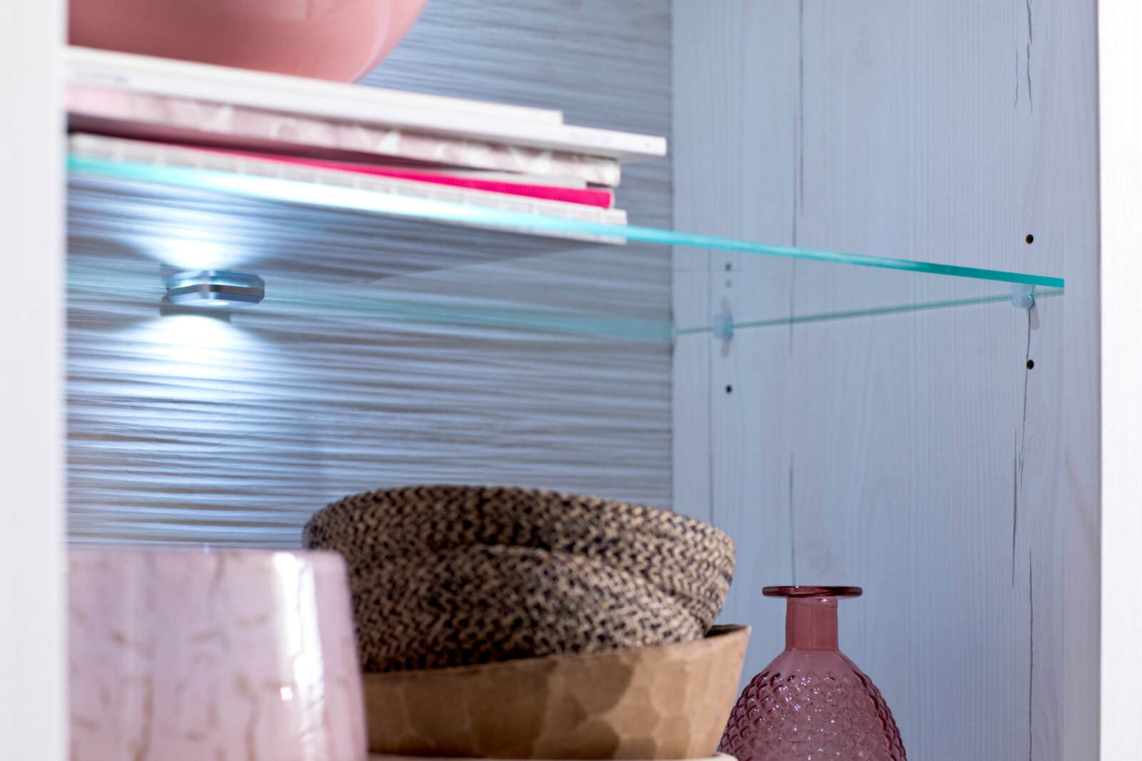 Schwebendes Glasregal mit transparentem Glasboden und Halterungen im hellen Holzregal, seitliche Perspektive von rechts