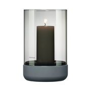 Windlicht CALMA in Steel Gray mit brennender Kerze, frontale Ansicht