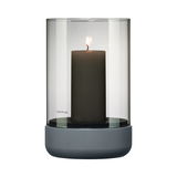 Windlicht CALMA in Steel Gray mit brennender Kerze, frontale Ansicht