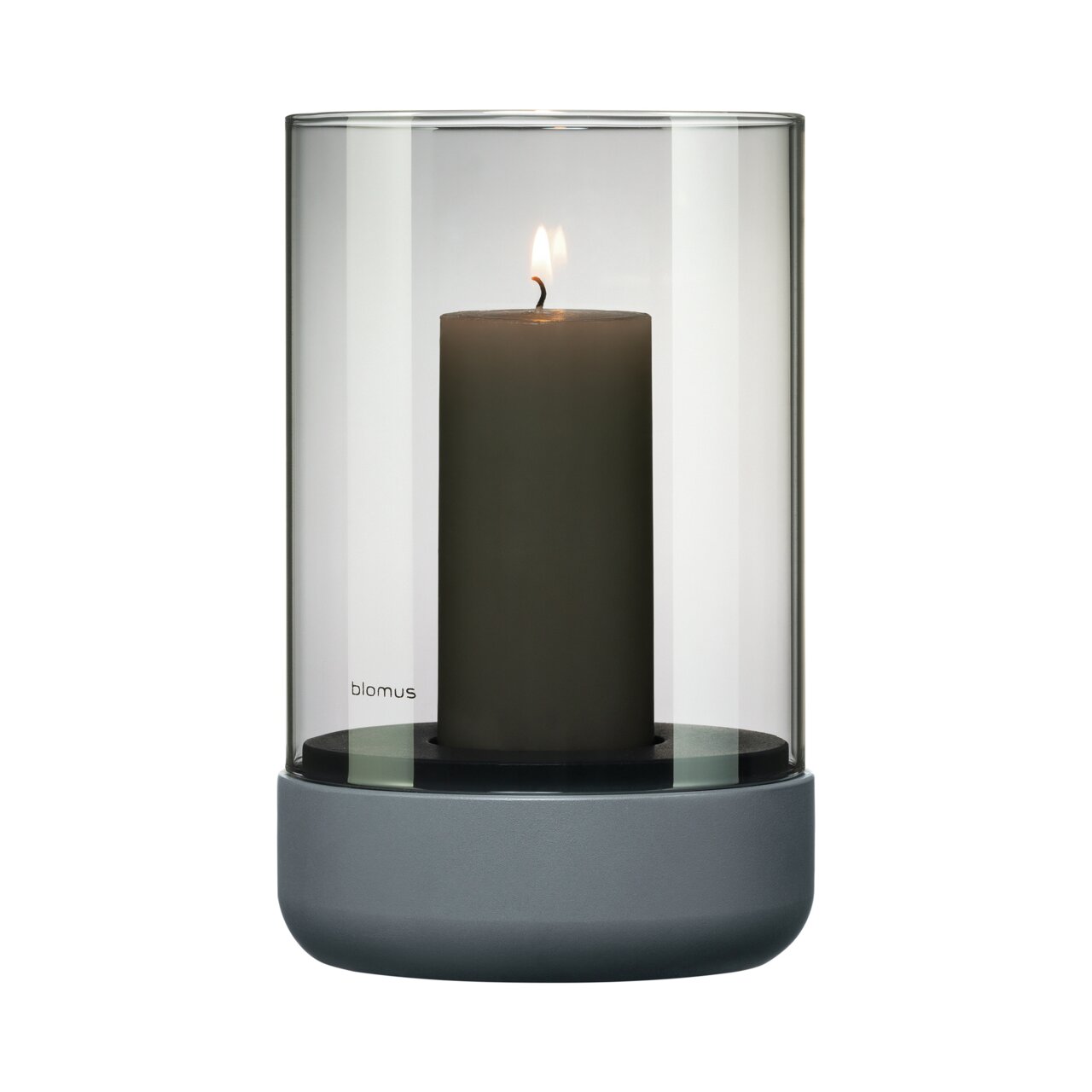Windlicht CALMA in Steel Gray mit brennender Kerze, frontale Ansicht