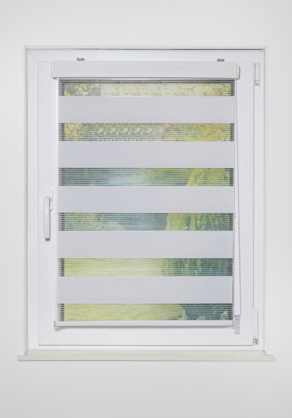 Doppelrollo mit Blende in einem Fensterrahmen, Vorderansicht