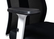 Nahaufnahme eines schwarzen Drehstuhls mit Armlehne, seitliche Perspektive