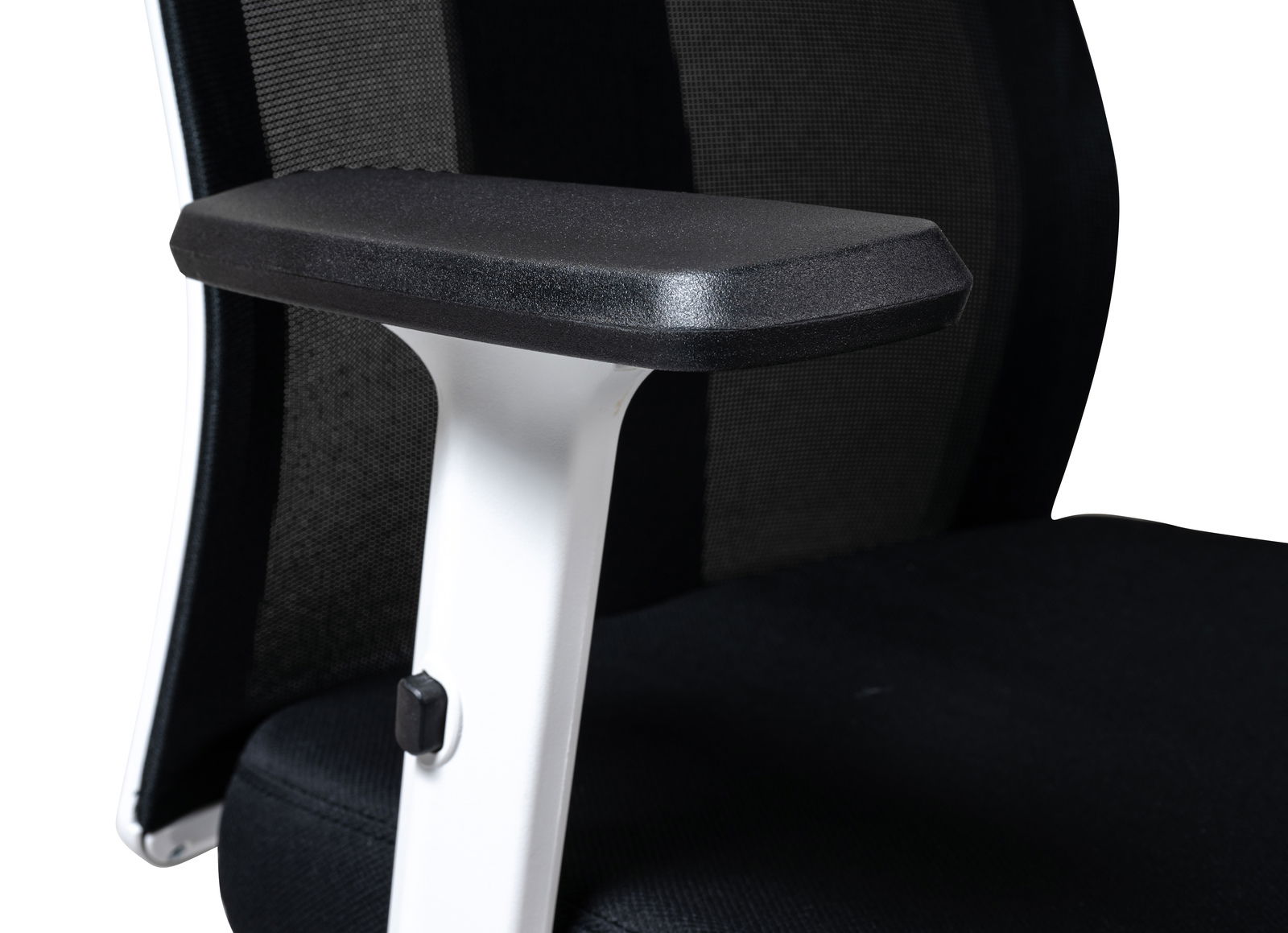 Nahaufnahme eines schwarzen Drehstuhls mit Armlehne, seitliche Perspektive