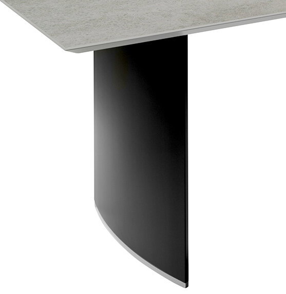Detailansicht eines Esstisches mit schwarzem, gebogenem Tischbein und heller Tischplatte.