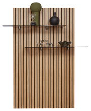 Holzvertäfeltes Aufsatzpaneel mit zwei Glasregalen, dekoriert mit Vasen und einer Sanduhr, frontale Ansicht