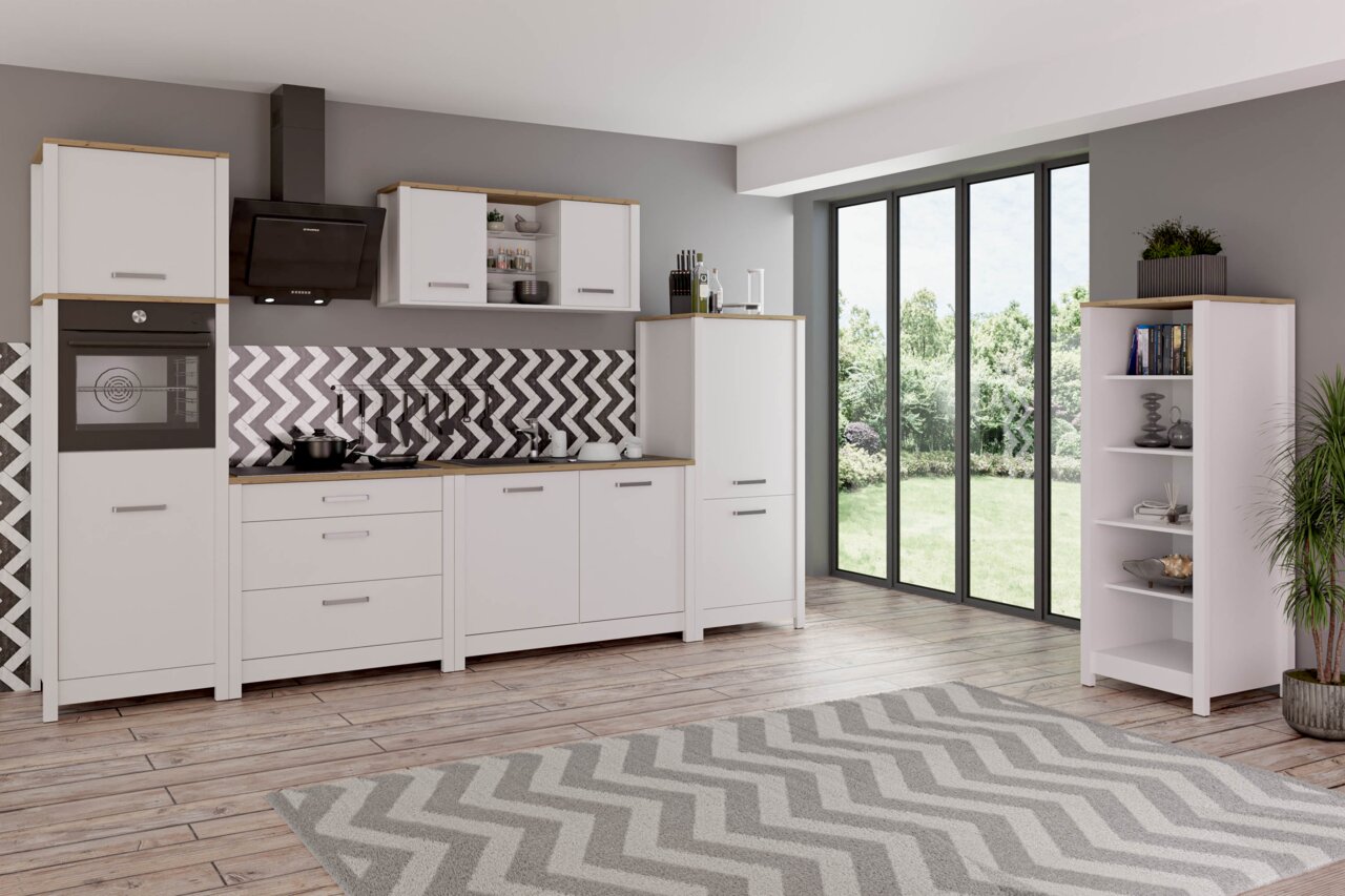 Landscape Kühlschrank-Umbau/Vorratsschr. SORBA Moderne Küche mit Kühlschrank-Umbau und Vorratsschrank in weißer Farbe, seitliche Perspektive mit Blick auf große Fenster und Garten.
