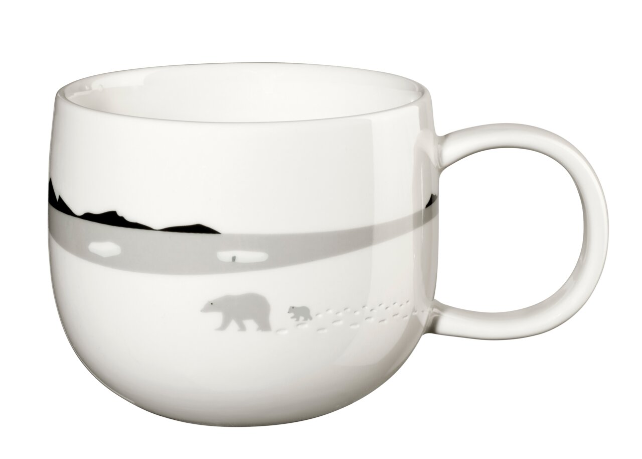 Weißer Henkelbecher mit nordischem Design, Eisbärenmotiv und Landschaft, seitliche Perspektive