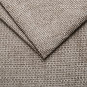 Nahaufnahme eines beigen, strukturierten Stoffes, der für ein Polsterbettgestell verwendet wird, aus der Vogelperspektive aufgenommen.