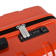 Nahaufnahme aus schräger Draufsicht auf einen orangefarbenen Hartschalenkoffer mit Reißverschluss, TSA-Zahlenschloss und zwei silbernen CROSS TRAVEL Zippern.