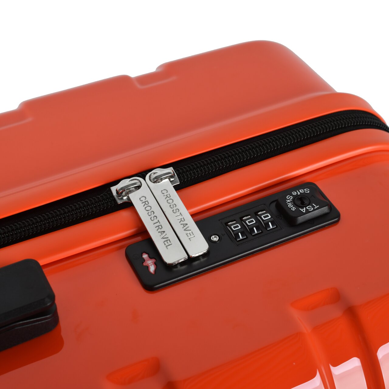 Nahaufnahme aus schräger Draufsicht auf einen orangefarbenen Hartschalenkoffer mit Reißverschluss, TSA-Zahlenschloss und zwei silbernen CROSS TRAVEL Zippern.