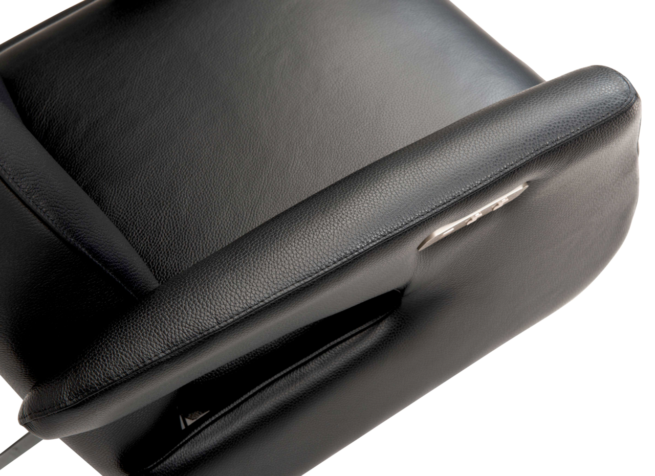 Welnova Relaxsessel 8001 SUPERIOR Nahaufnahme eines schwarzen Relaxsessels aus Leder, Ansicht von oben mit sichtbarer Armlehne und Bedienelement.