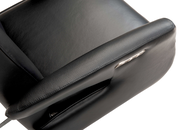 Nahaufnahme eines schwarzen Relaxsessels aus Leder, Ansicht von oben mit sichtbarer Armlehne und Bedienelement.