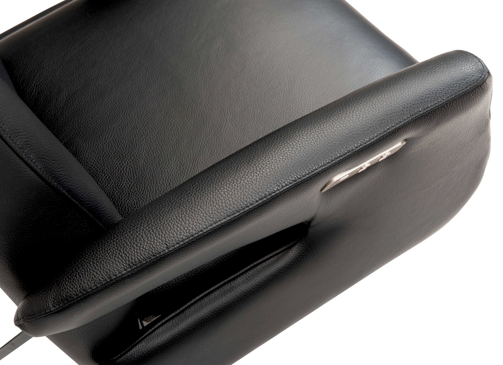Welnova Relaxsessel 8001 SUPERIOR Nahaufnahme eines schwarzen Relaxsessels aus Leder, Ansicht von oben mit sichtbarer Armlehne und Bedienelement.