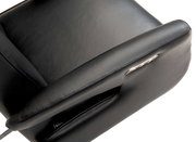 Nahaufnahme eines schwarzen Relaxsessels aus Leder, Ansicht von oben mit sichtbarer Armlehne und Bedienelement.