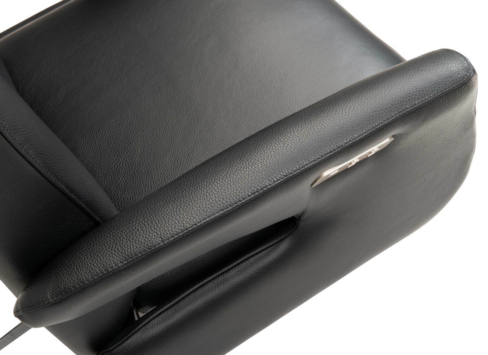 Nahaufnahme eines schwarzen Relaxsessels aus Leder, Ansicht von oben mit sichtbarer Armlehne und Bedienelement.