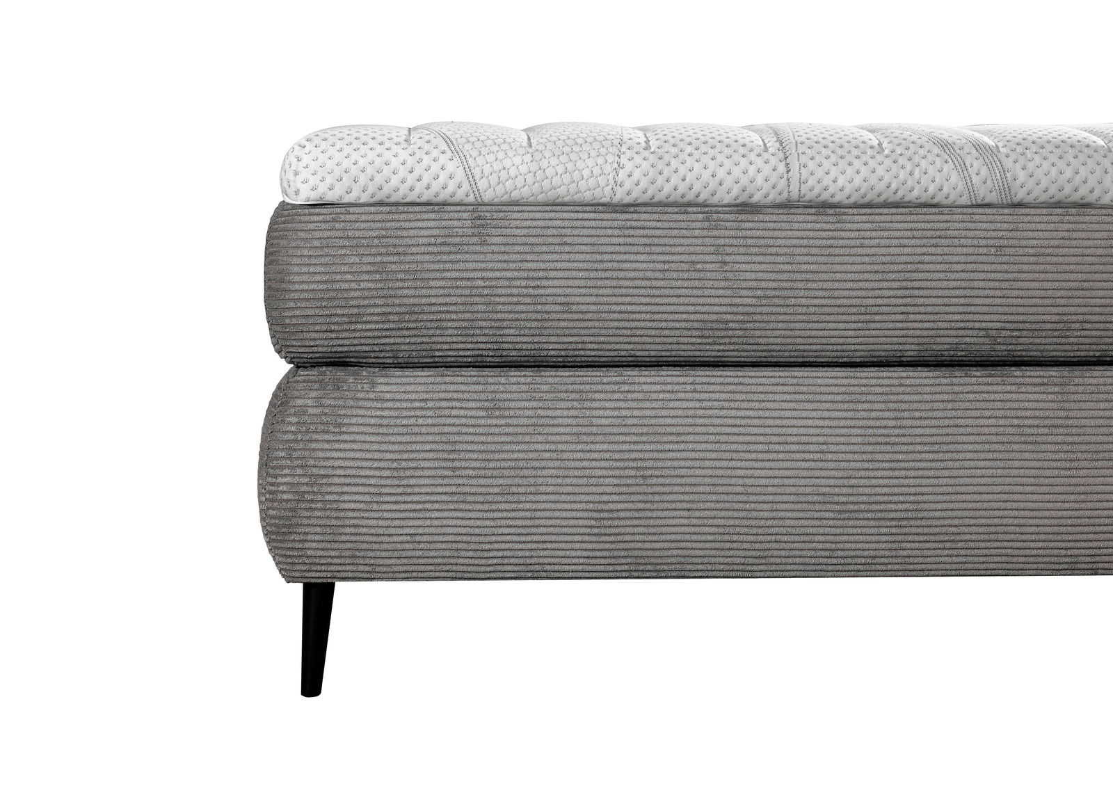 Seitliche Nahaufnahme eines grauen Boxspringbetts mit gestepptem Kopfteil und schwarzen Beinen.