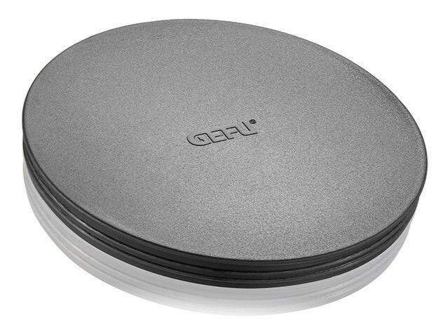 Runde, graue Schüssel mit Spritzschutzdeckel, von oben betrachtet.