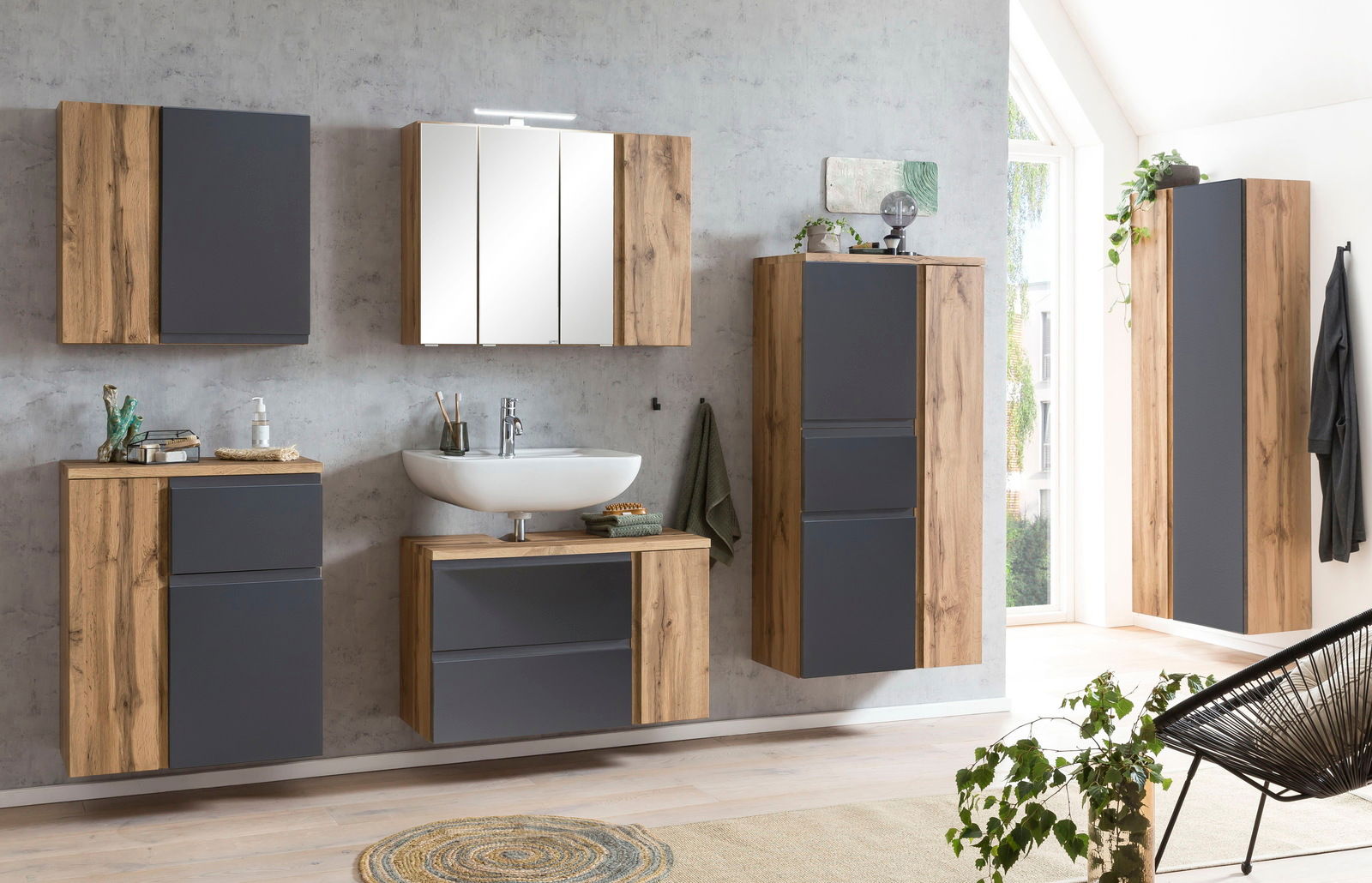 Moderner Spiegelschrank in einem stilvollen Badezimmer, frontal betrachtet, mit Holz- und dunklen Akzenten.