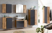 Moderner Spiegelschrank in einem stilvollen Badezimmer, frontal betrachtet, mit Holz- und dunklen Akzenten.