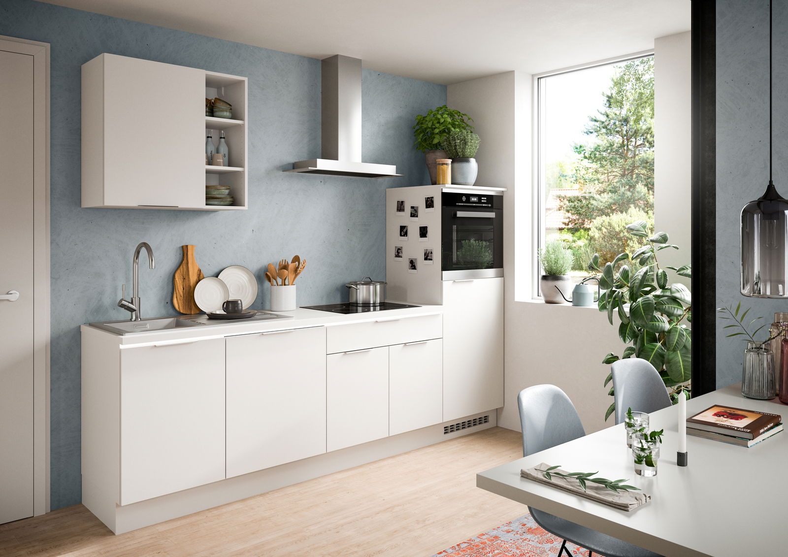 Moderne weiße Küchenzeile mit Hängeschrank, Dunstabzugshaube und eingebautem Backofen, seitliche Perspektive mit Blick auf ein großes Fenster und Pflanzen.