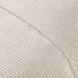 Nahaufnahme eines Hockers mit gerippter Stoffstruktur in Beige.