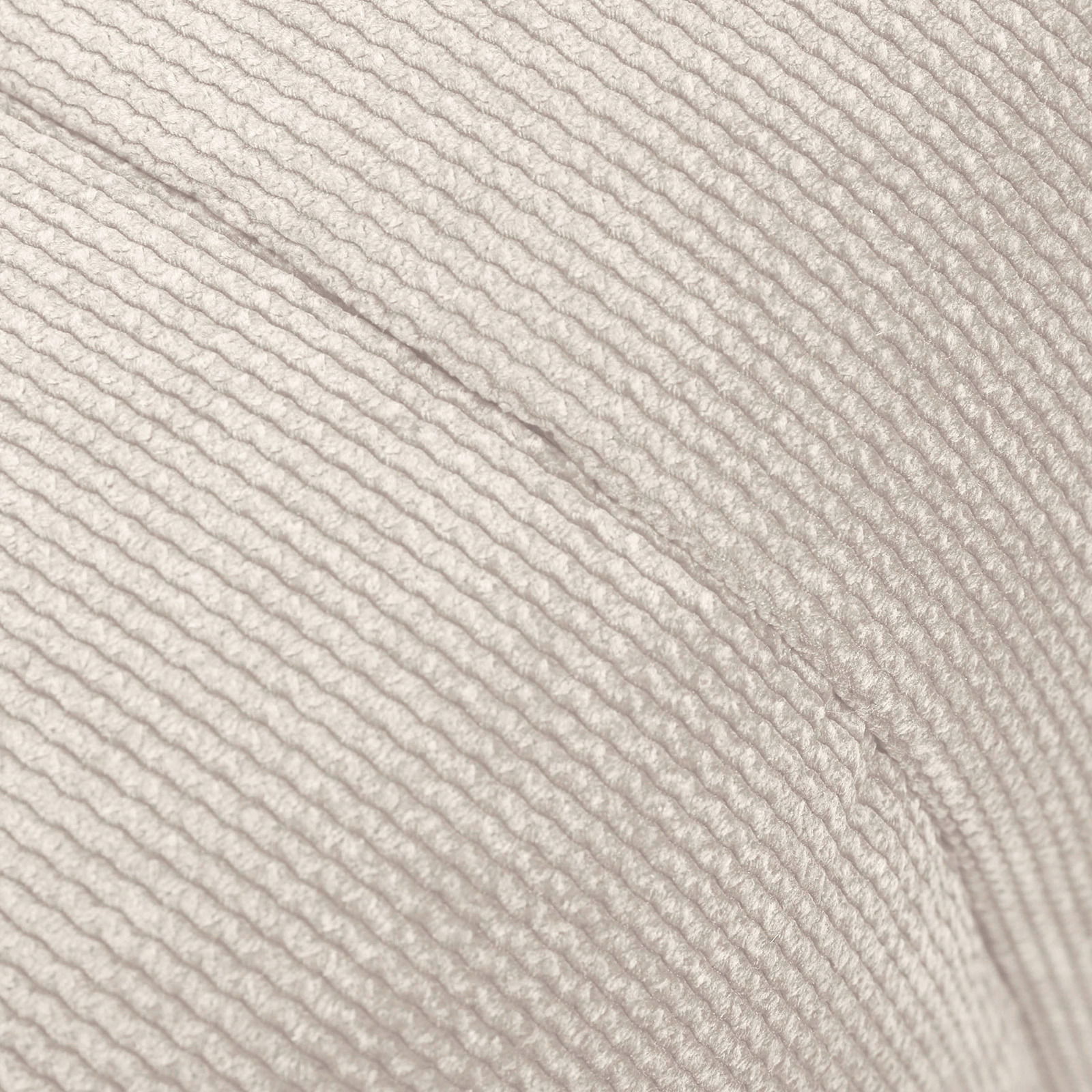 Nahaufnahme eines Hockers mit gerippter Stoffstruktur in Beige.