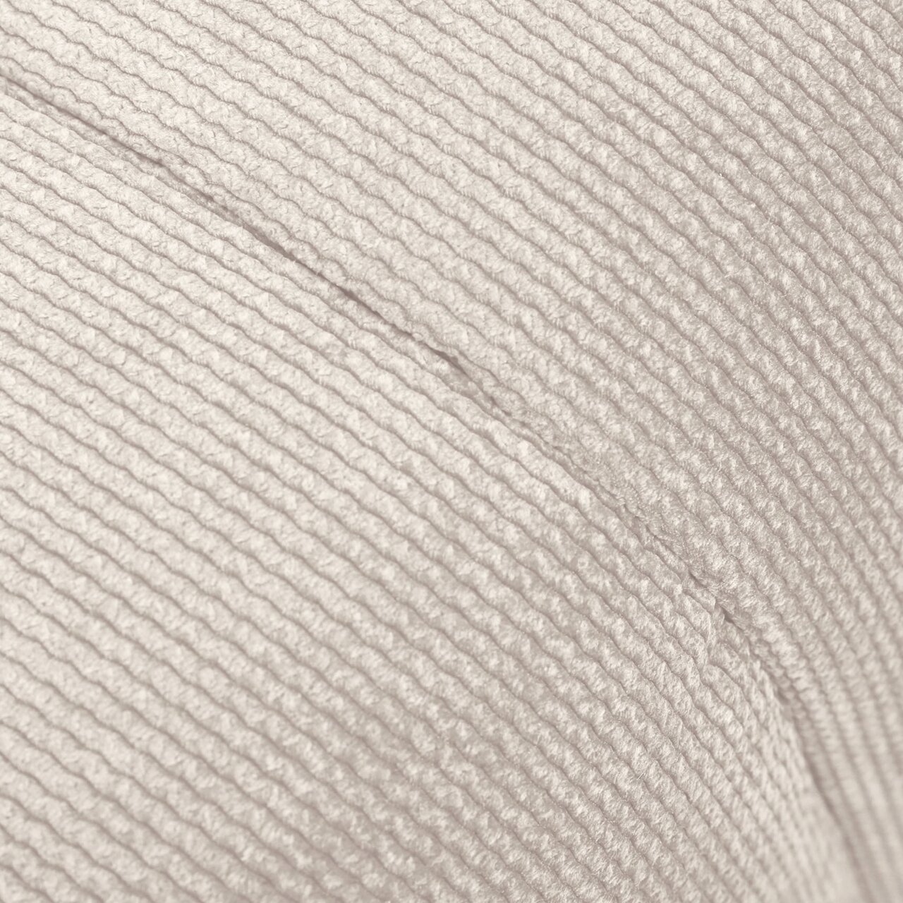 Nahaufnahme eines Hockers mit gerippter Stoffstruktur in Beige.