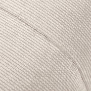 Nahaufnahme eines Hockers mit gerippter Stoffstruktur in Beige.