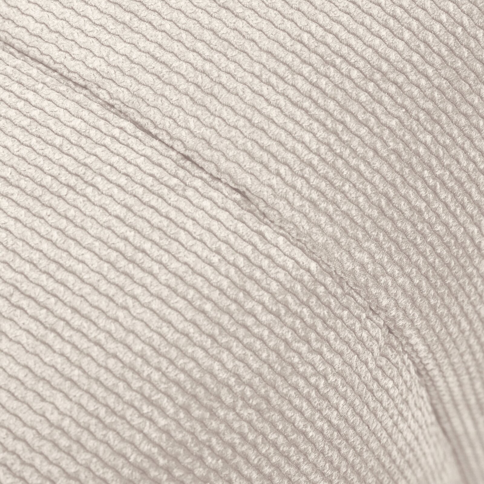 Nahaufnahme eines Hockers mit gerippter Stoffstruktur in Beige.