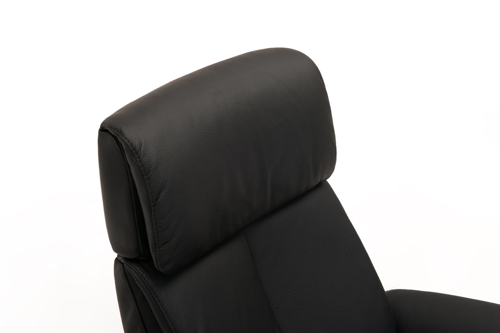 Nahaufnahme der Kopfstütze eines schwarzen Relaxsessels aus Leder, seitliche Perspektive.